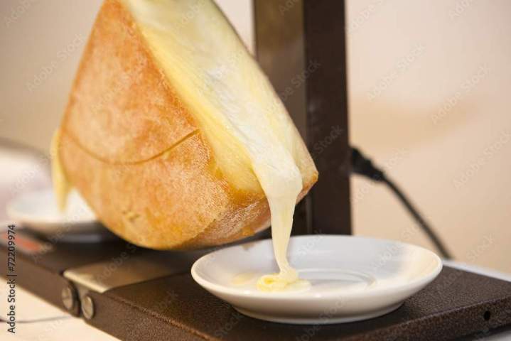Une raclette fondante reconnaissable à la délicieuse cuisine savoyarde.
