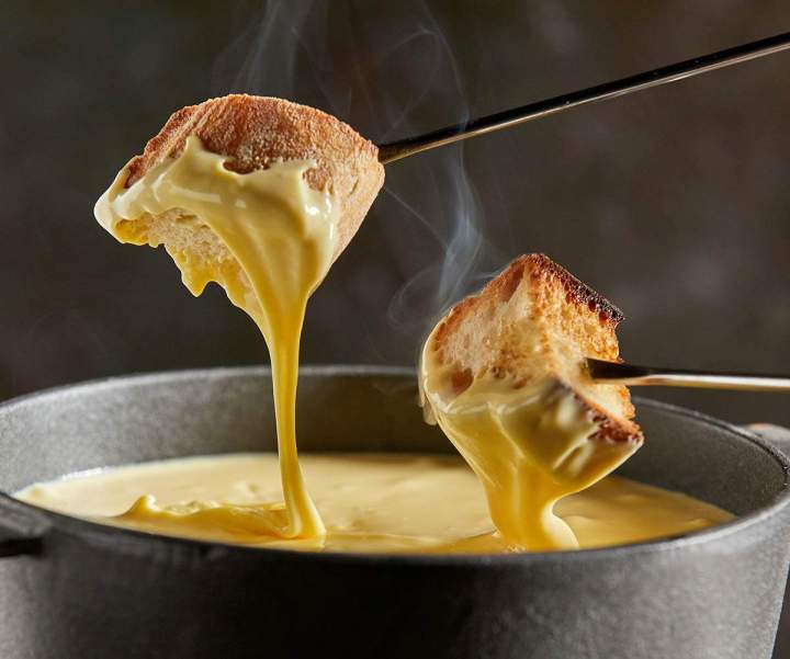 Notre fondue, un plat phare de notre restaurant savoyard.